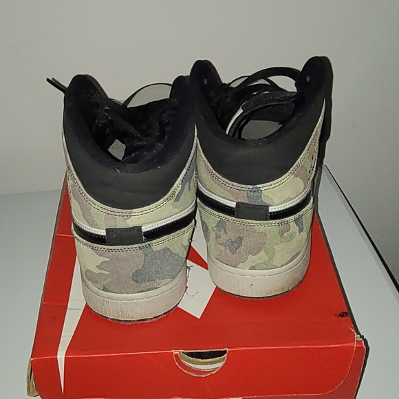 Air Jordan 1 Mid Camo - Picture 2 of 4